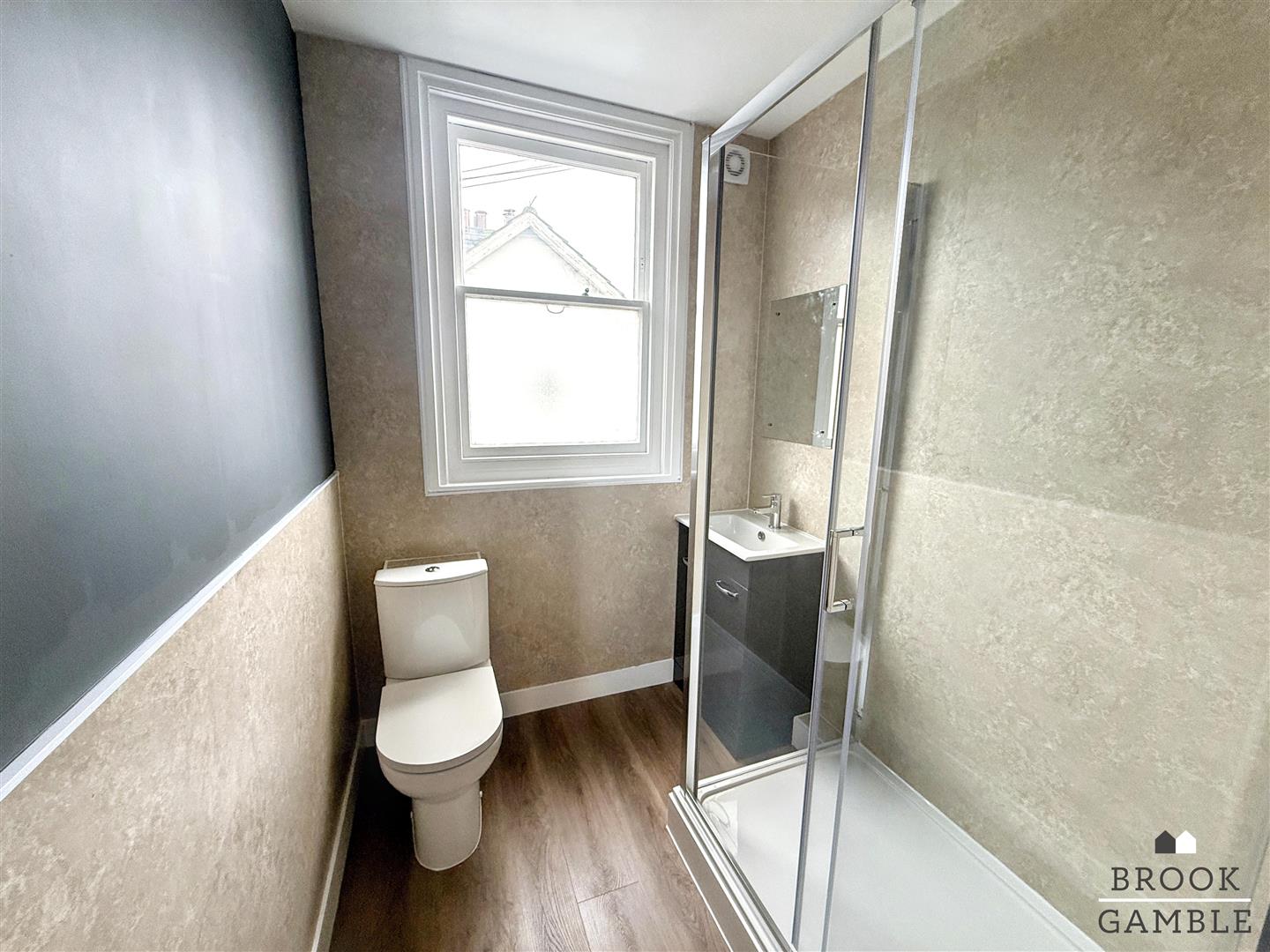 4 Bedroom Apartment. 22 Church Street in Eastbourne,  10